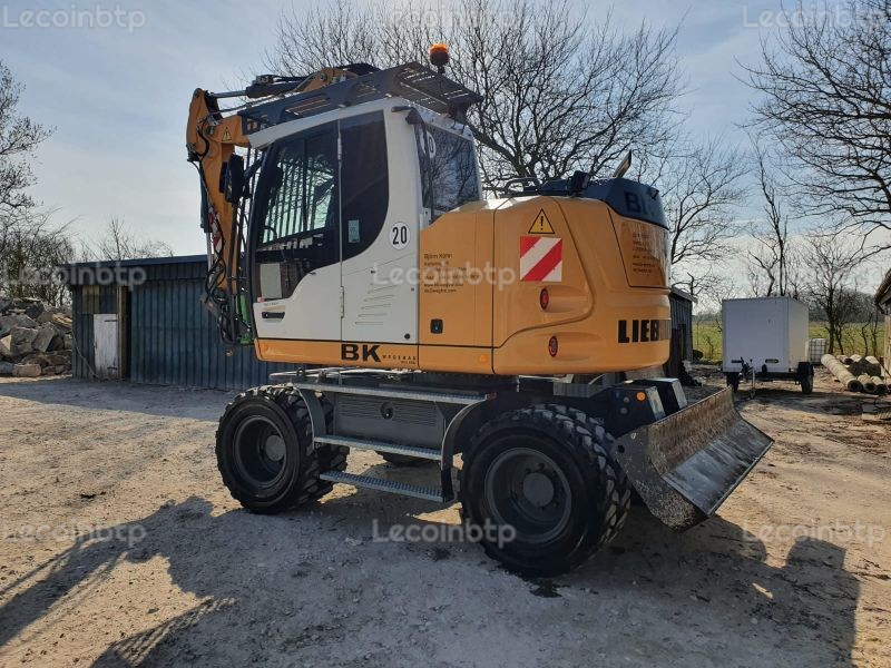 PELLE SUR PNEUS Liebherr A 910 Compact