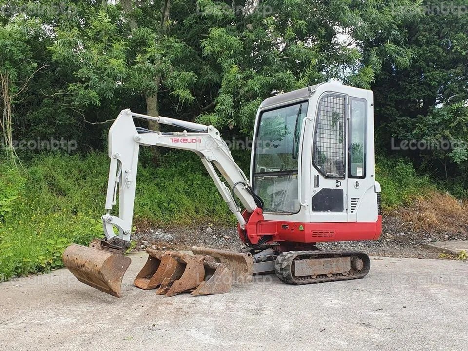 Mini-pelle Takeuchi TB014